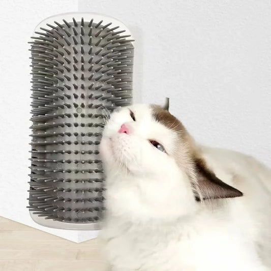 Gato rascándose en el cepillo autolimpiante de pared
