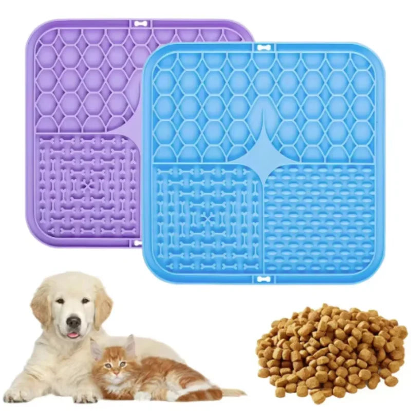 Perro usando el tapete de lamer para comer despacio