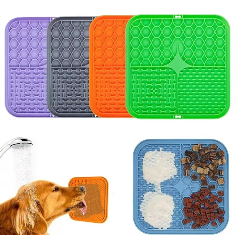 Perro lamiendo comida untada en el tapete lamedor